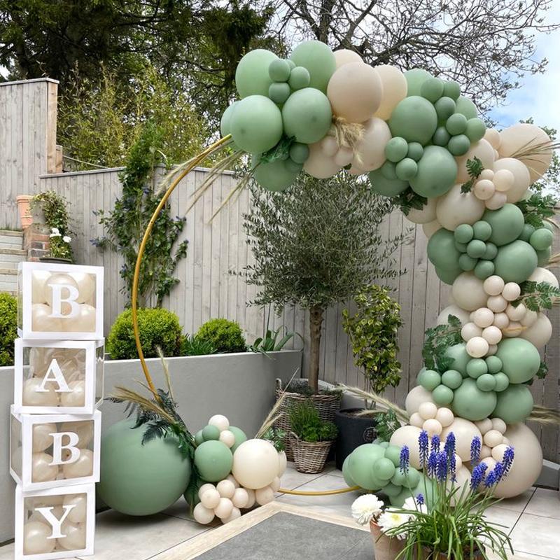 Арка из шаров в бежево-зелёной гамме — тренд 2026 для свадеб и baby shower